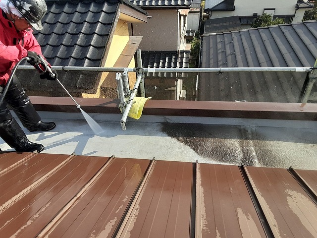 ウレタン塗膜防水工事の屋上での高圧洗浄作業