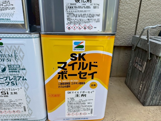 折板屋根塗装工事で使用する下塗り塗料のSKマイルドボーセイ