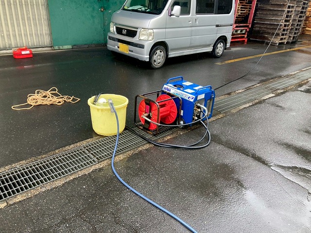 雨樋メンテナンスの高圧洗浄工程で使用するバケツやコンプレッサーなど
