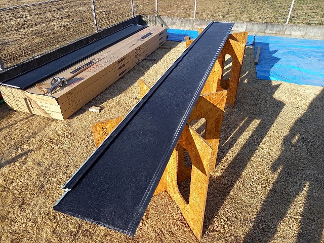 屋根カバー工法リフォームで使用する断熱材一体型金属屋根「スーパーガルテクト」