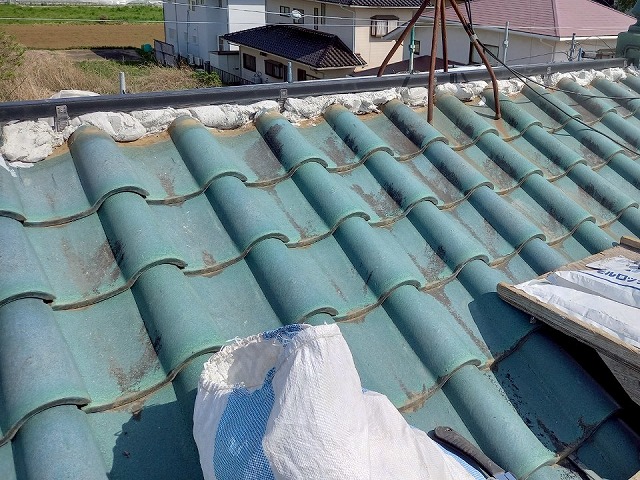 ガイドライン工法による棟瓦取り直し工事の大棟部への樹脂製垂木取り付け