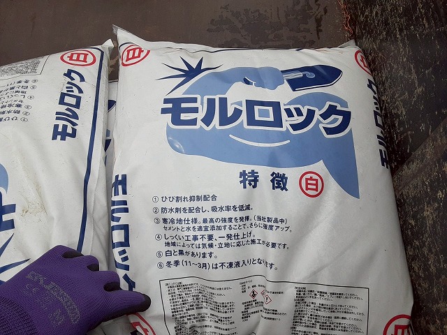 棟瓦取り直し工事の棟の土台部分をつくる漆喰材「モルロック」