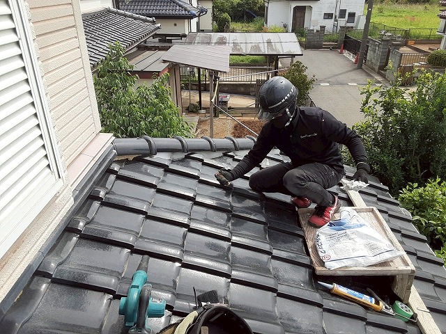下屋根部棟取り直し工事の棟三日月部分への漆喰詰め