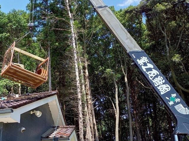 瓦屋根の葺き直し修理で使用する瓦材の搬入状況