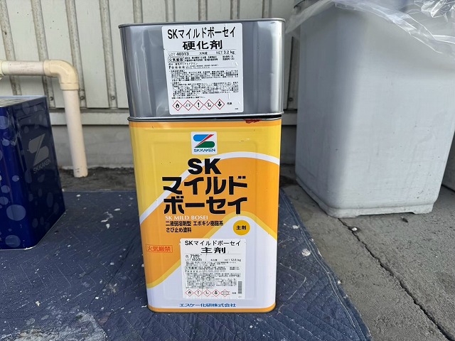 倉庫建物の屋根鉄骨塗装工事で使用するサビ止め塗料「SKマイルドボーセイ」