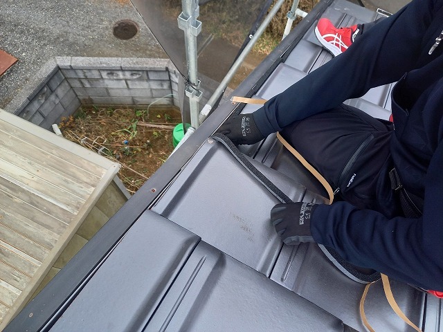 屋根葺き替え工事でケラバ部への防水シーラー貼り付け