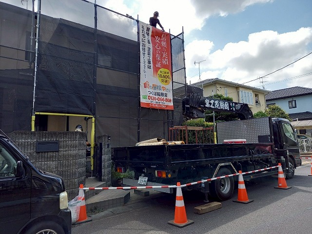 屋根カバー工事で使用する金属屋根をユニック車で搬入
