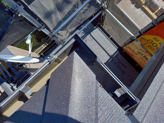 屋根カバー工事の隅棟部先端への剣先役物設置状況