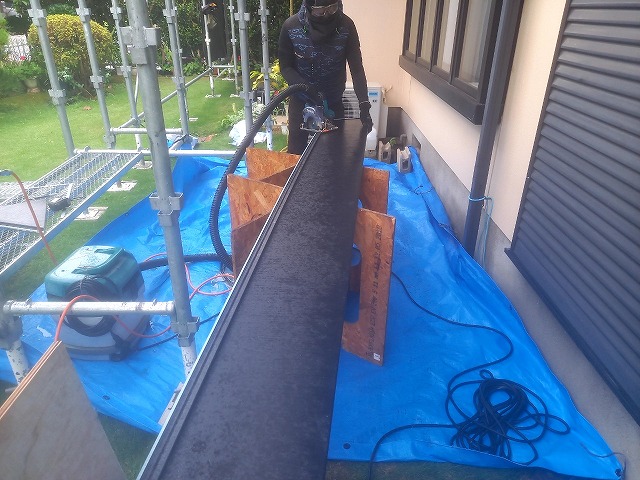 住宅屋根カバー工事で屋根形状に合わせてスーパーガルテクトをカット