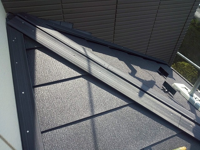 下屋根カバー工事の隅棟への貫板取り付け状況