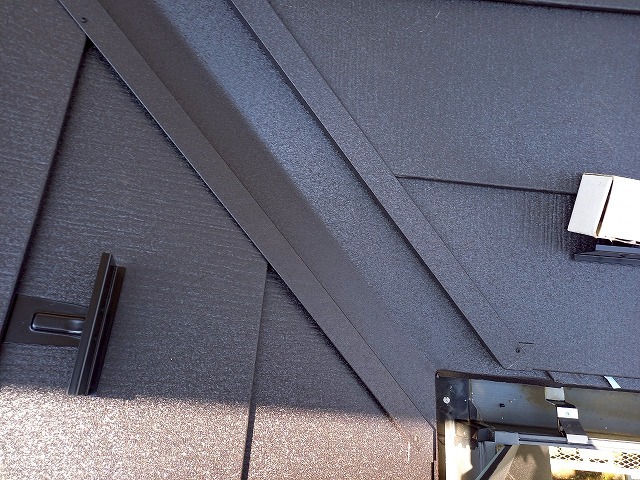 屋根カバー工事の下屋根谷部への板金部材取り付け工程