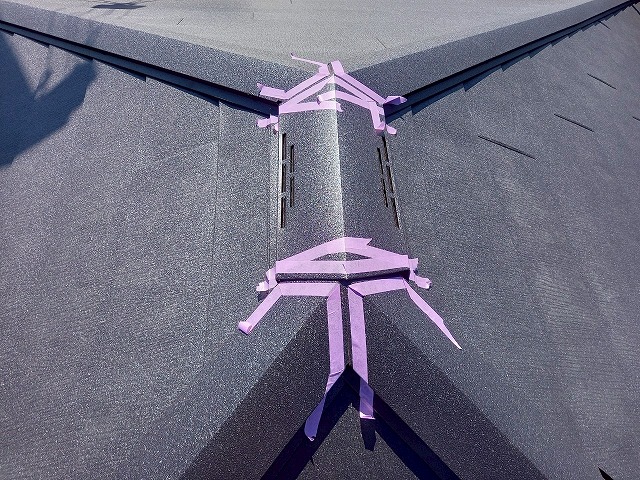 屋根カバー工事の換気棟周囲へのマスキングテープ養生