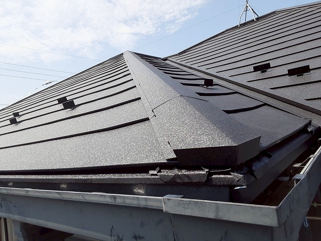 屋根カバー工事のスーパーガルテクトを用いた大屋根の施工が完了