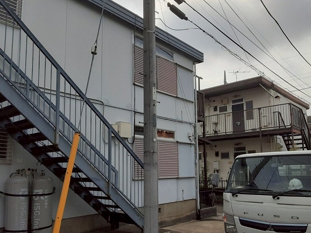 アパート建物塗装工事の現場調査の情報から作成した足場計画に基づく資材搬入