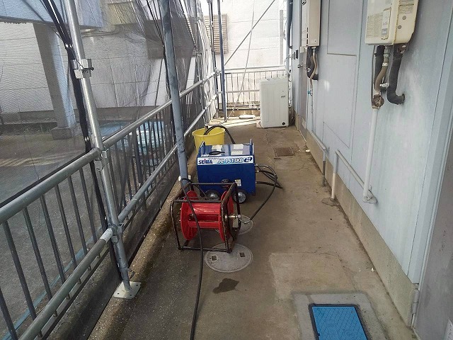 アパート建物折板屋根塗装工事の高圧洗浄で使用する道具一式