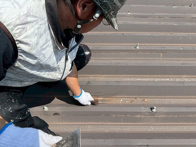 折板屋根塗装工事の研磨用たわしを用いたケレン処理