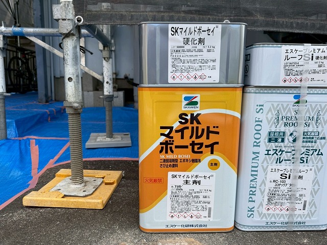 アパート建物折板屋根塗装工事で使用するサビ止め下塗り塗料「SKマイルドボーセイ」