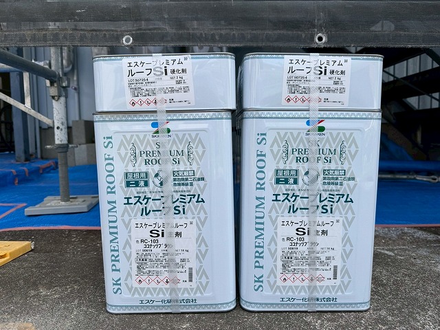 アパート建物折板屋根塗装工事で使用する屋根用塗料「エスケープレミアムルーフ」