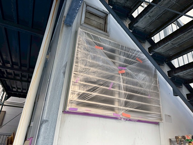 アパート金属サイディング塗装工事の窓への養生