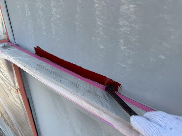 金属サイディング塗装工事の下塗りダメ込み工程