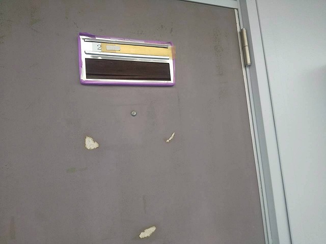 アパート玄関ドア塗装工事の施工前の劣化状況