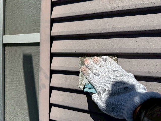 アパート建物塗装工事シャッター塗装工程のケレン処理