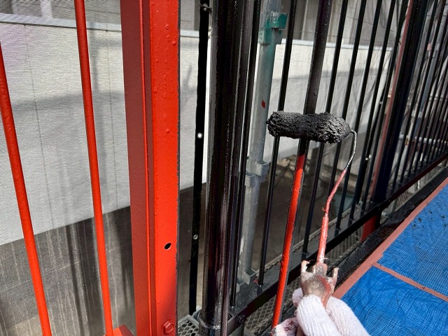 アパート外部鉄骨階段塗装工事の手すりへの中塗り