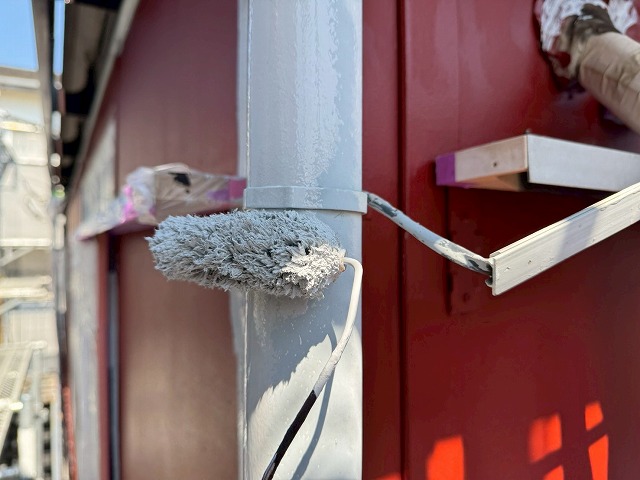 アパート建物修繕工事の雨樋塗装1回目