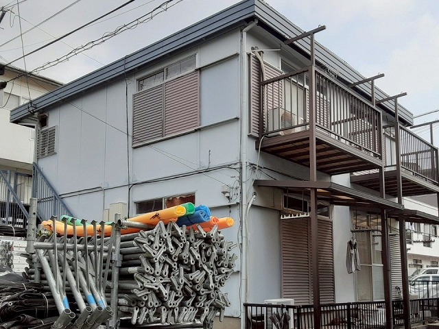 修繕工事を行う前のアパート建物の外観