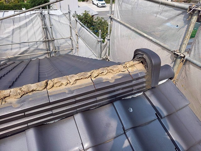 屋根葺き替え工事で下屋根の冠瓦を取り外した状況