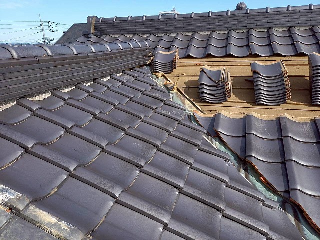 住宅屋根葺き替え工事で一部の瓦を取り外して仮置きスペースを確保した状況
