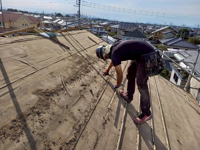 屋根葺き替え工事で瓦桟の撤去を行う屋根職人