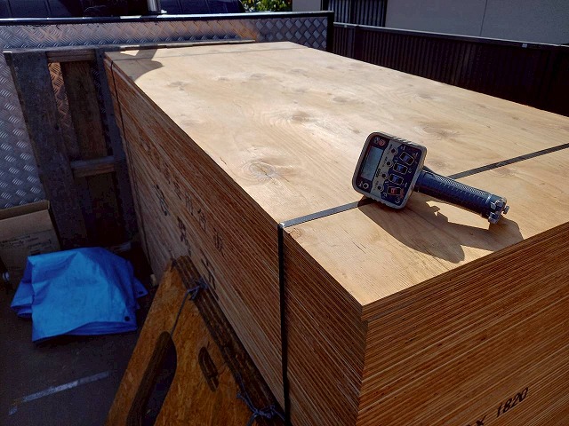 屋根葺き替え工事の野地板増し張りで使用する構造用合板