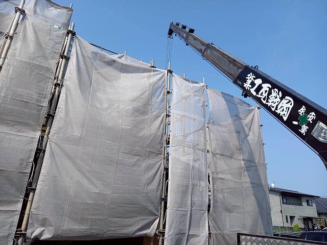 屋根葺き替え工事のユニック車による瓦屋根の搬入