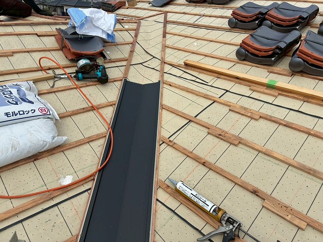 屋根葺き替え工事の桟木への谷板金釘留め状況