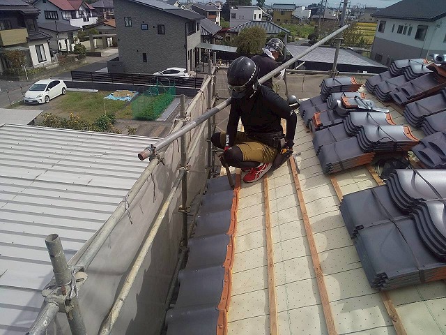 屋根葺き替え工事の軒瓦の施工状況