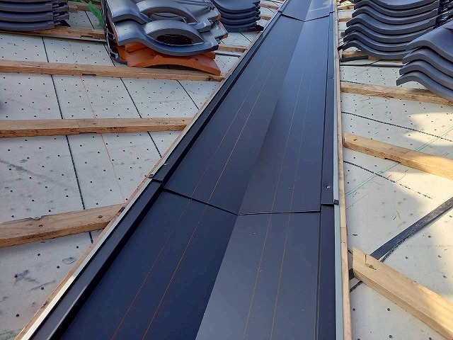 谷板金へ取り付ける防水シーラーの墨出し