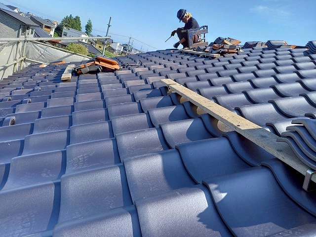 屋根葺き替え工事の「防災Ｊ形瓦エース」による平部への本体葺きの様子