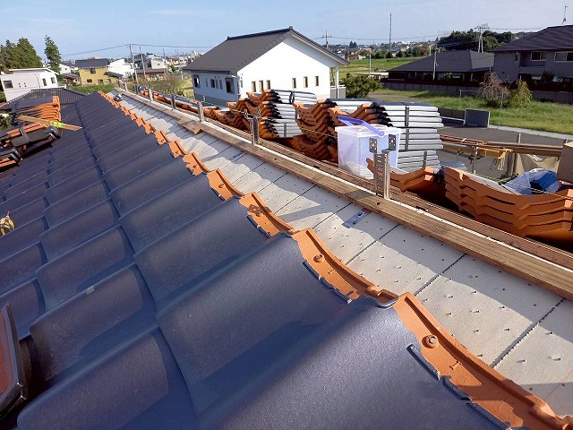 屋根葺き替え工事のガイドライン工法に基づく補強金具の取り付け