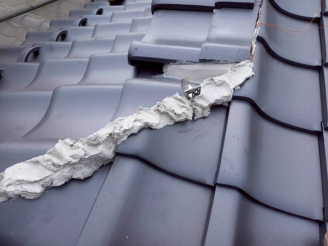 屋根葺き替え工事の隅棟へのガイドライン工法に基づく補強金具取り付け状況