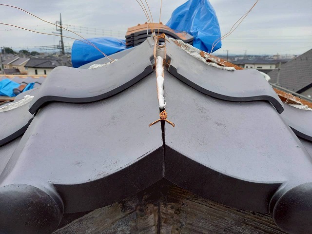 屋根葺き替え工事を行っている住宅屋根の掛瓦頂上部