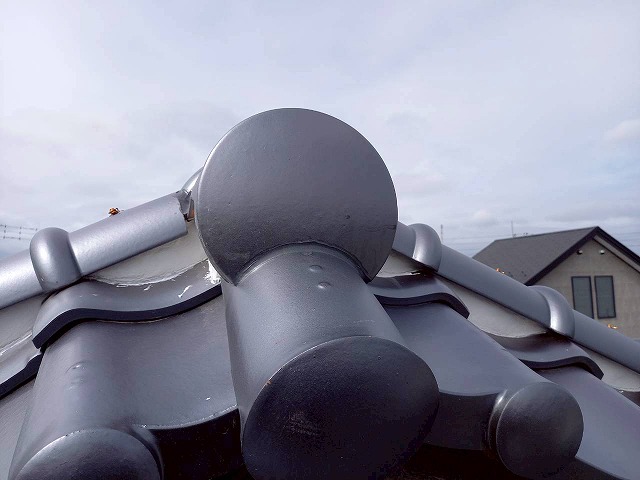 屋根葺き替え工事の丸止瓦と巴瓦との間へのコーキング処理