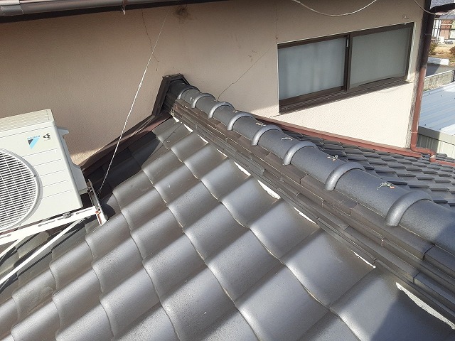 取り直しを行う住宅下屋根の現場調査時の様子