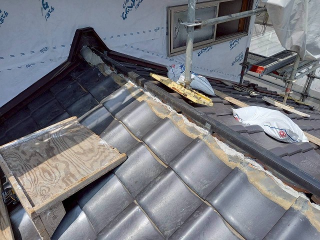 下屋根の棟瓦取り直しで樹脂製の芯材を取り付けた状況