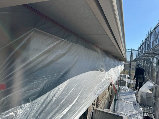 アパート建物塗装工事の付帯部塗装前に行った窓への養生