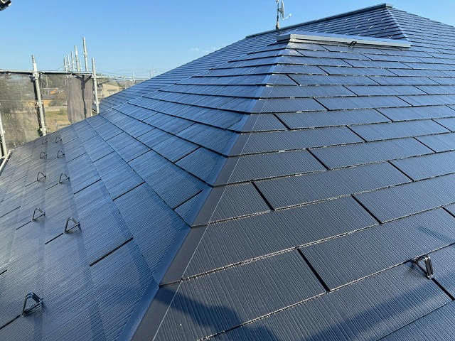 積水ハウスアパートのカ劣化したラーベスト屋根に対する塗装完了後の状況