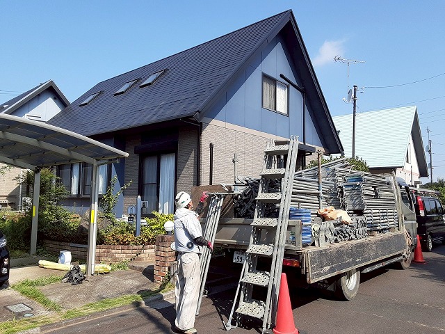 屋根のトップライト撤去およびカバー工事を行うための足場部材を積載した車両