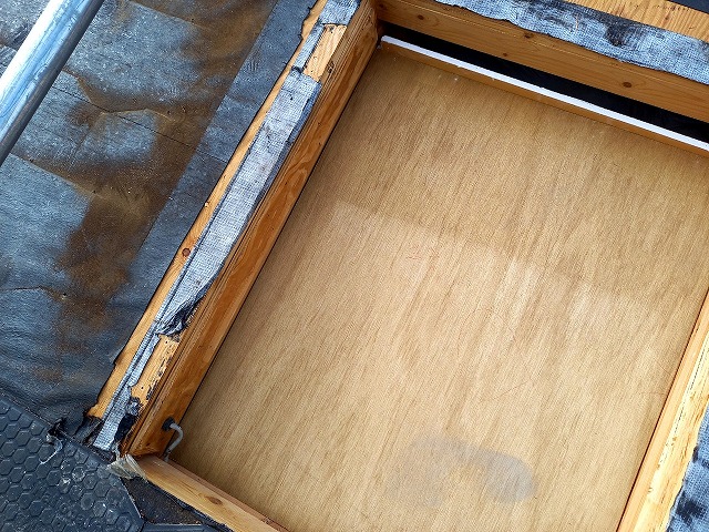 屋根トップライト撤去工事で生じた開口部への合板張り