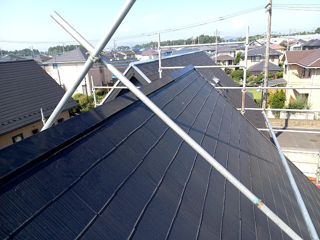 カラーベスト屋根カバー工事で撤去する棟板金の設置状況