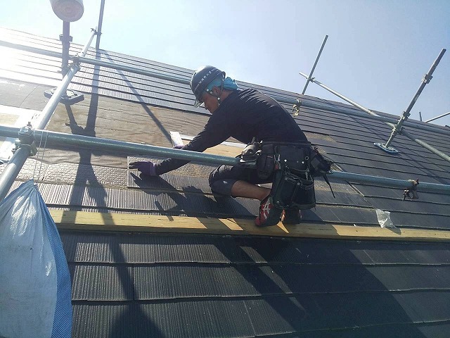 屋根のトップライトを撤去した開口部を塞いで防水テープを貼り付けた状況